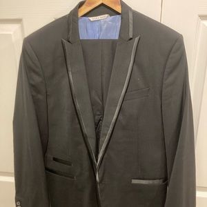 Zara man Tuxedo, size 44 pants 34, contrasting piping in satin